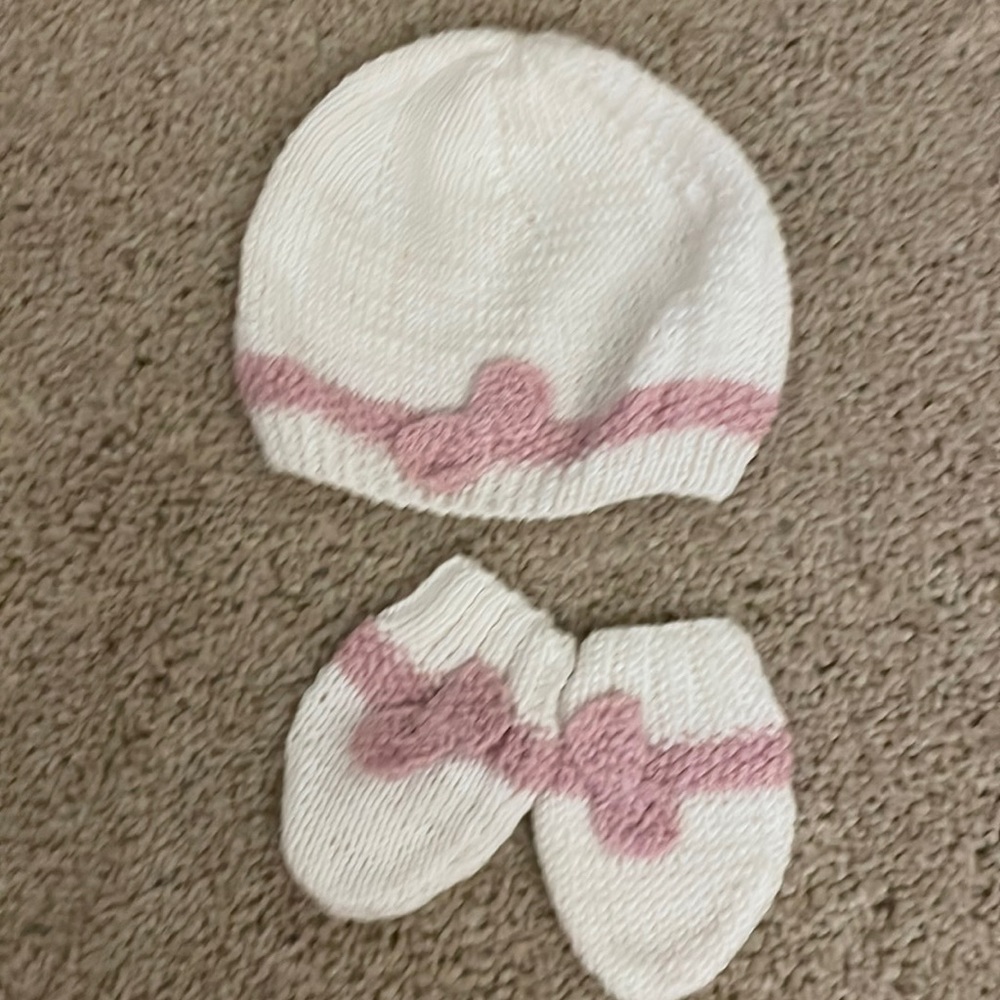 Baby hat and gloves
